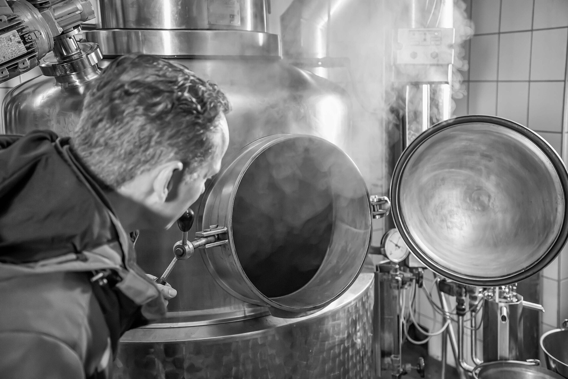 Herr Schäfer kontrolliert den Brennvorgang