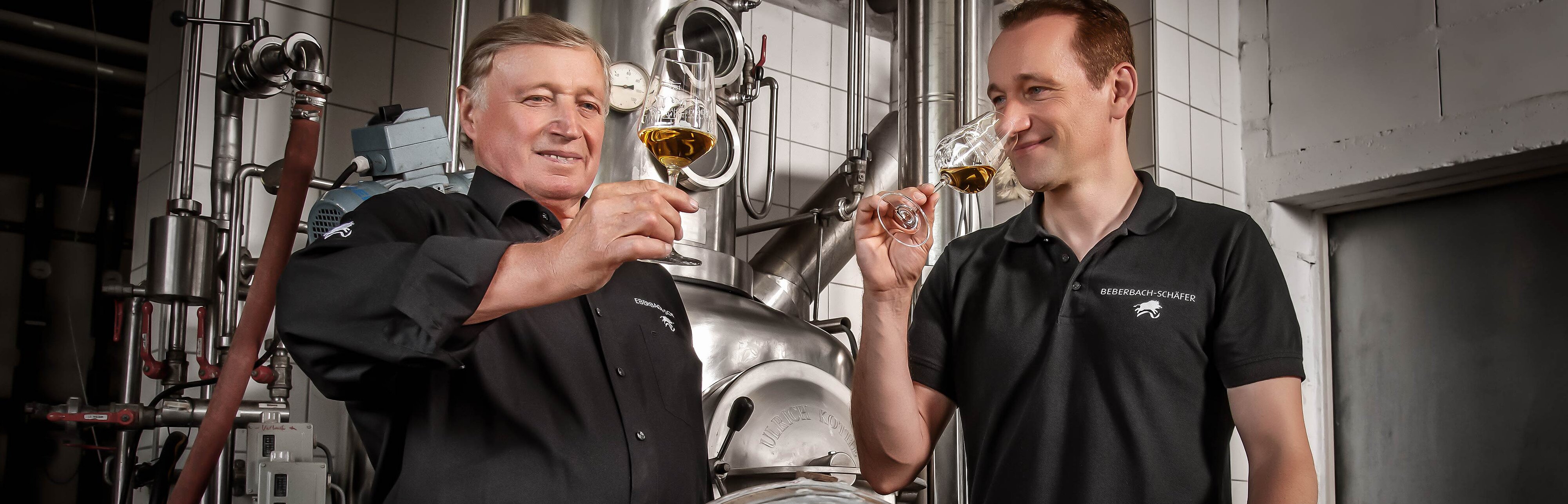 2 Generationen Brennmeister beim verkosten