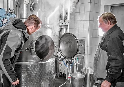 2 Generationen Brennmeister beim öffnen der Brennblase