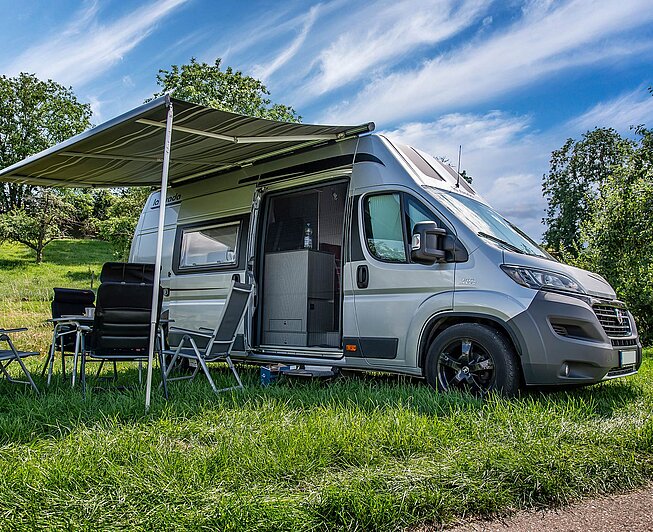 Wohnmobil auf Stellplatz im Rieder