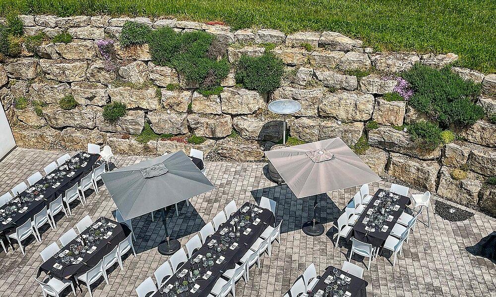 Winzerhof bestuhlt und eingedeckt - von oben