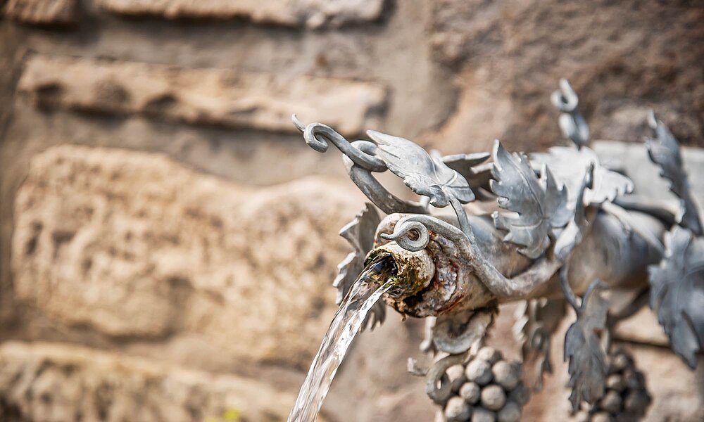 Quellwasser sprudelt aus Leitung