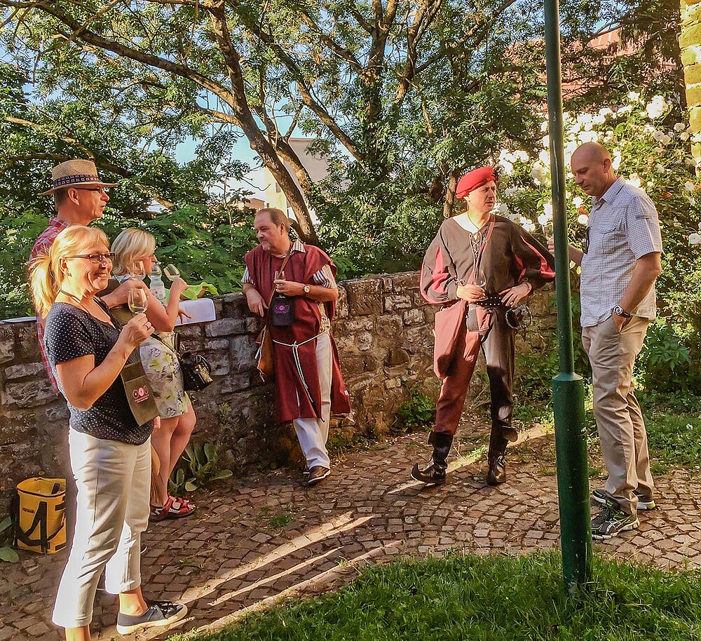 Der Stadtführer schenkt Wein an Gäste aus