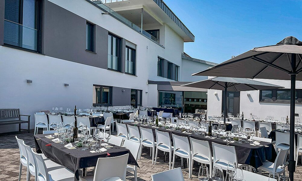 Winzerhof bestuhlt und eingedeckt