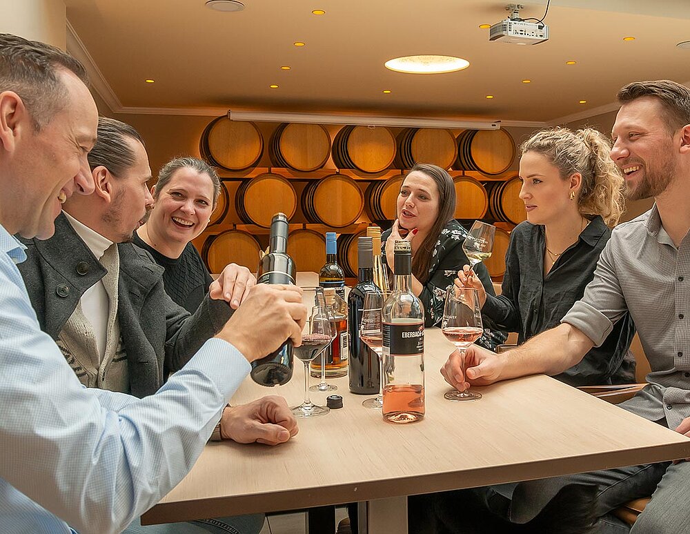 Fröhliche Menschen während einer Weinprobe mit Herr Schäfer