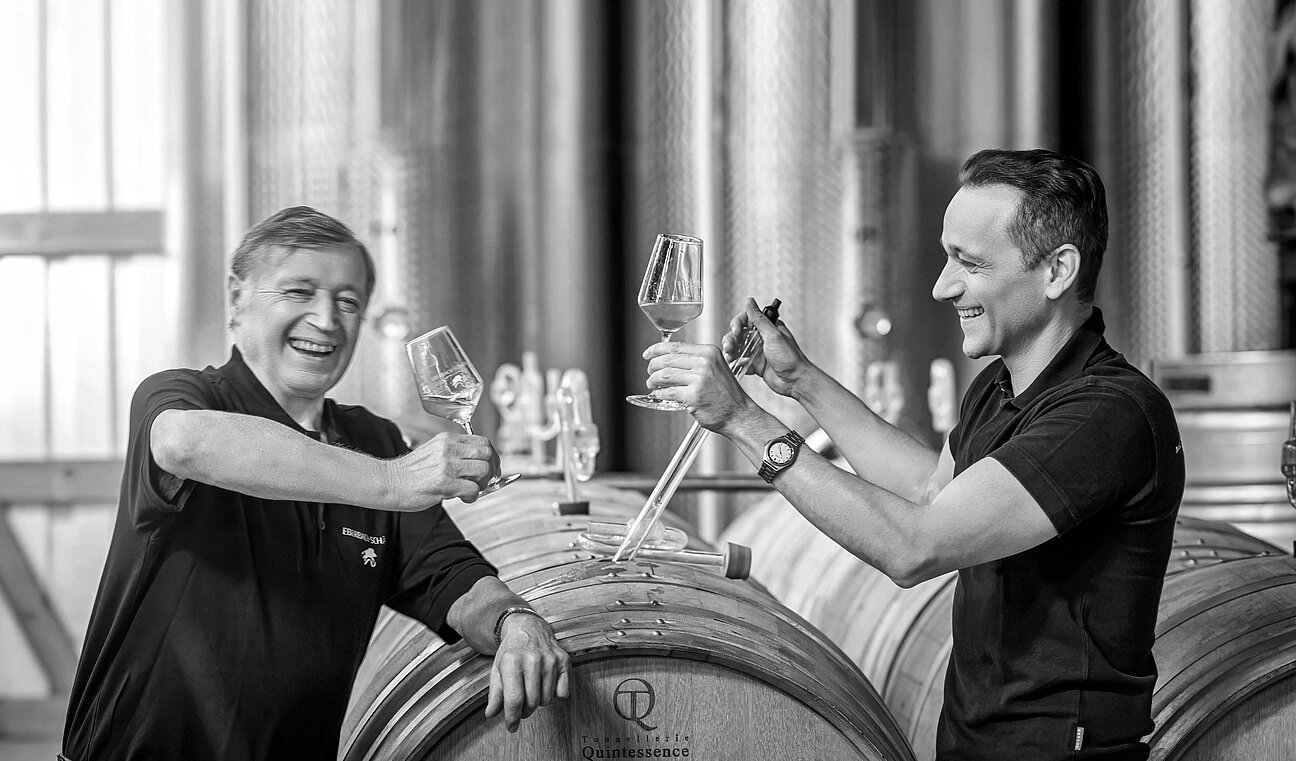 2 Generationen Weinmacher bei der Qualitätskontrolle