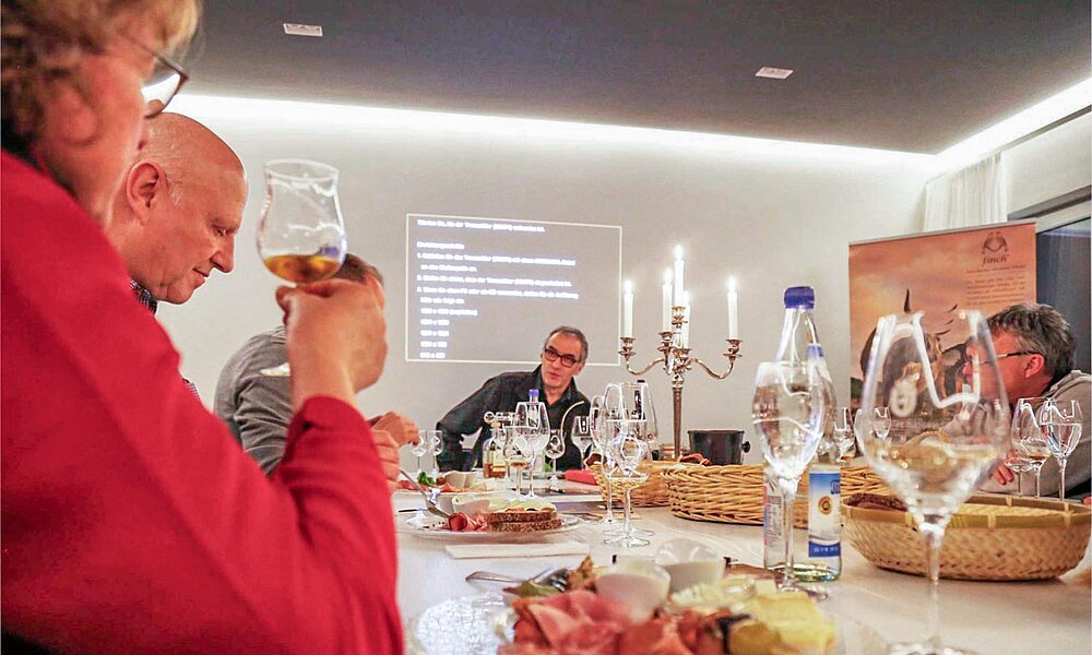 Der Schäfer-Saal während einer Veranstaltung mit Menschen gefüllt