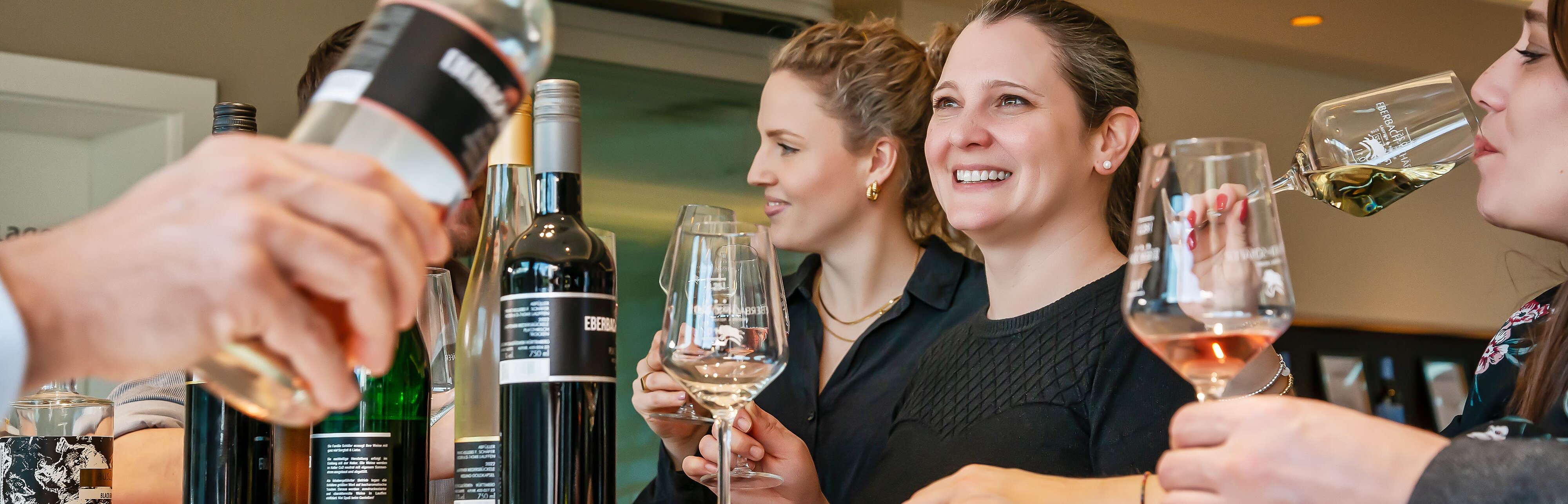 Fröhliche Menschen während einer Weinverkostung