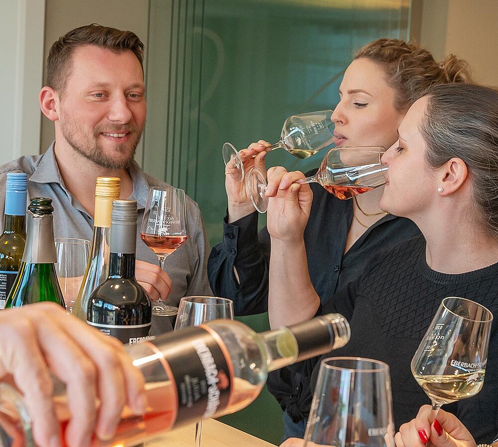 Fröhliche Menschen während einer Weinverkostung