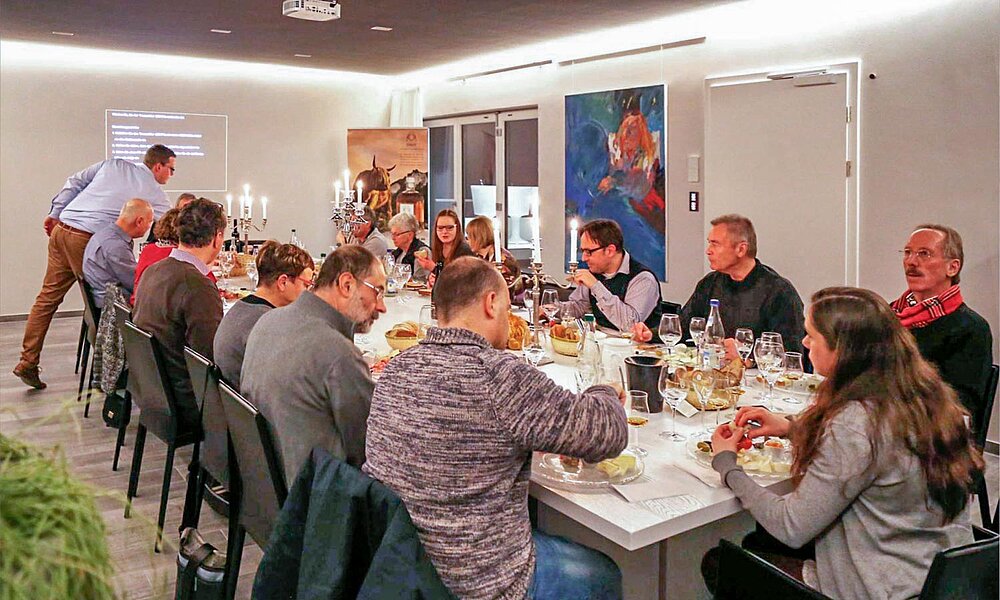 Der Schäfer-Saal während einer Veranstaltung mit Menschen gefüllt