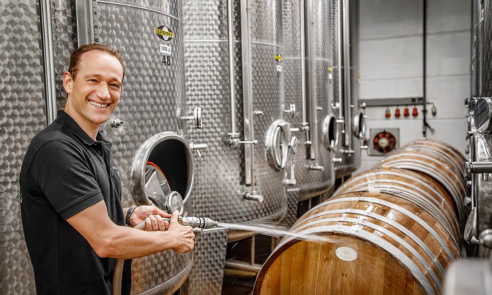 Herr Schäfer bei der Kellerarbeit