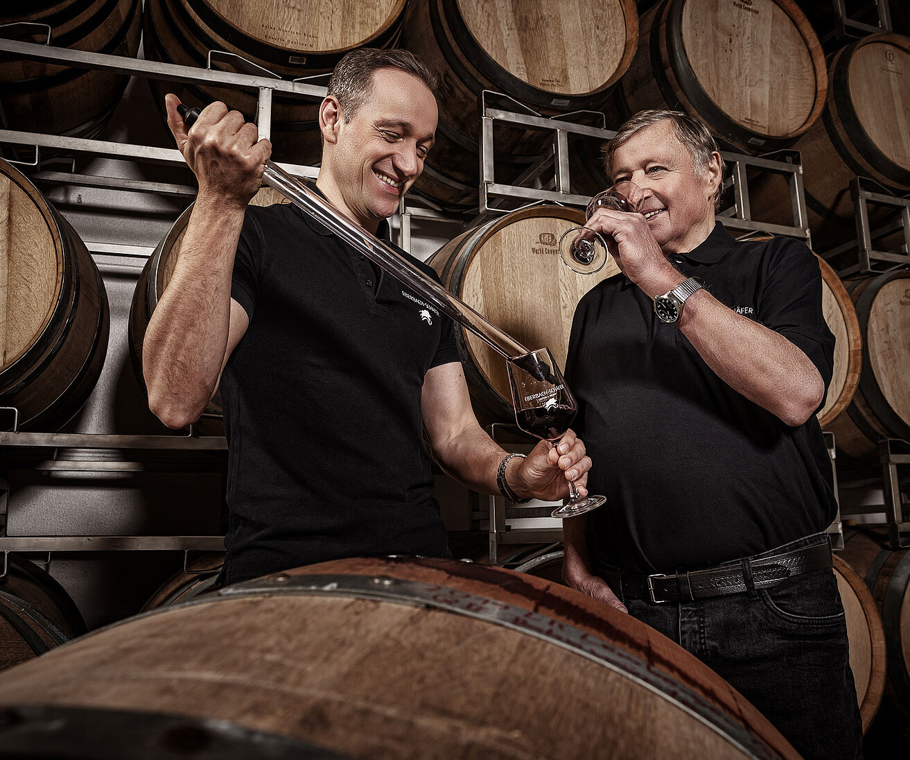 Zwei Generationen von Weingutinhabern nebeneinander.